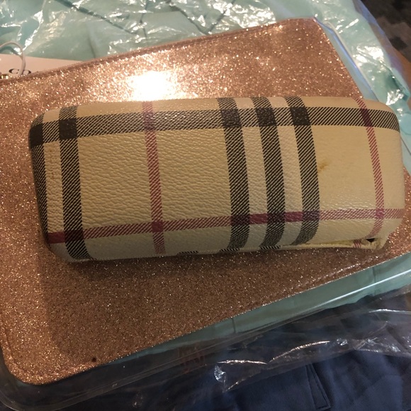 Burberry glass cases - Picture 4 of 5